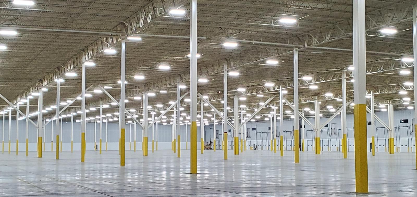 Instalación profesional de iluminación LED en centro de distribución comercial de gran escala